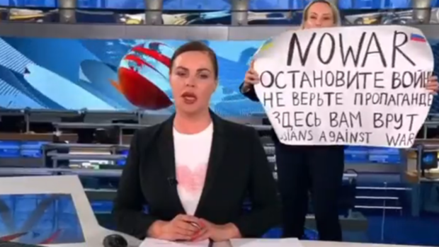 Un periódico alemán contrata a la periodista rusa que irrumpió el informativo para protestar contra la guerra