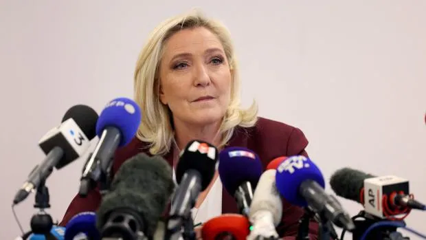 Marine Le Pen se propone desmontar la V República para «revitalizar» la democracia francesa