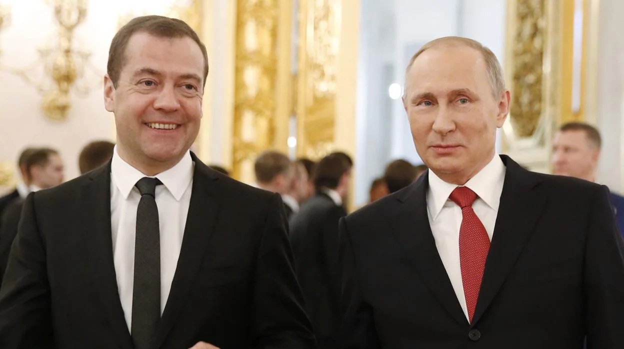 Dmitri Medvédev, con Vladímir Putin