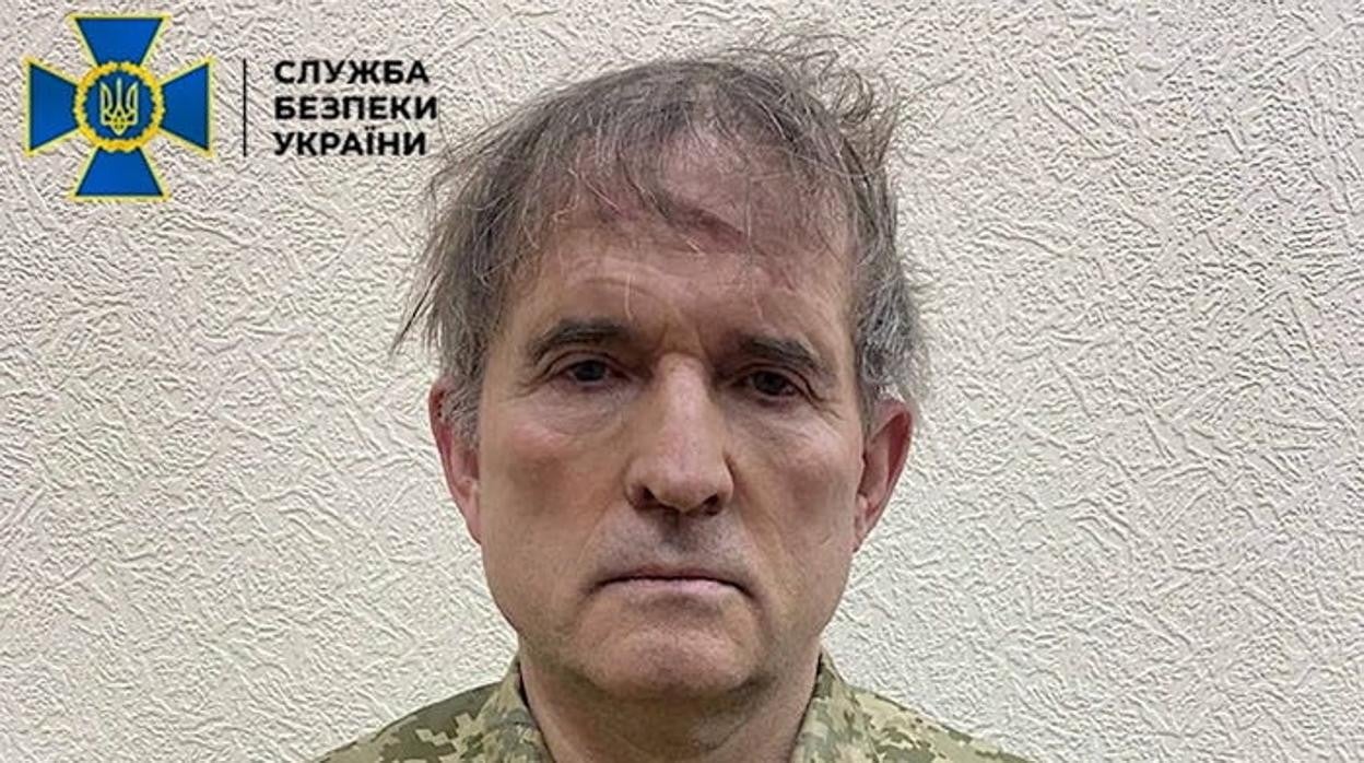 El político ucraniano Viktor Medvedchuk esposado mientras estaba detenido por las fuerzas de seguridad en un lugar desconocido en Ucrania