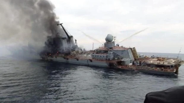 El vídeo que muestra el crucero Moskva de Rusia alcanzado por misiles Neptún de Ucrania