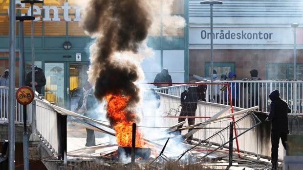 Tres heridos en los disturbios de Suecia por la quema de ejemplares del Corán de un grupo de extrema derecha