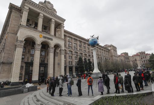 Largas colas frente a las oficinas de correos ucranianas para conseguir el famoso sello