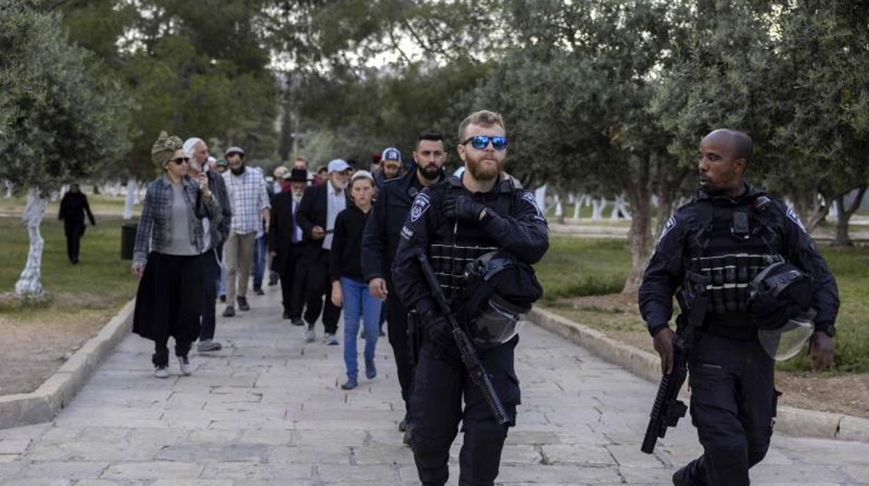 Policías israelíes escoltan a visitantes en la Explanada de las Mezquitas