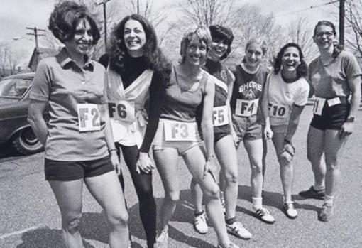 Siete de las ocho pioneras: Nina Kuscik, Kathy Switzer, Elaine Pedersen, Ginny Collins, Pat Barrett, Frances Morrison y Sara Mae Berman