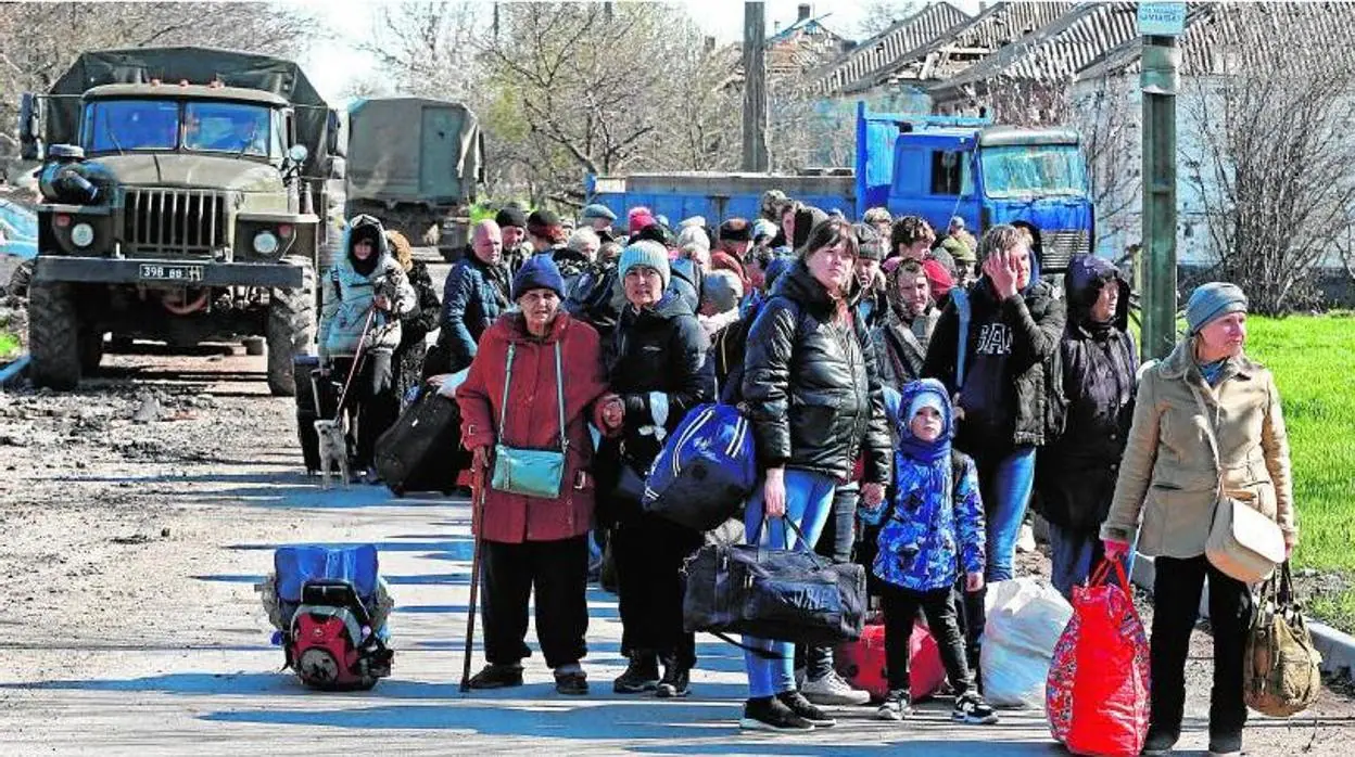 Un grupo de personas espera para ser evacuadas de Mariúpol