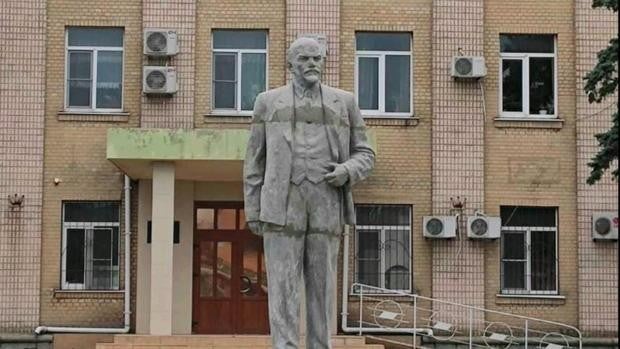 Rusia reinstala una estatua de Lenin que había sido retirada en una de las ciudades ocupadas de Ucrania