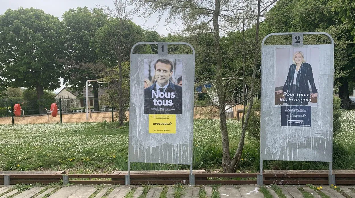 Carteles electorales de Macron y Le Pen junto a la plaza del ayuntamiento de Guitrancourt