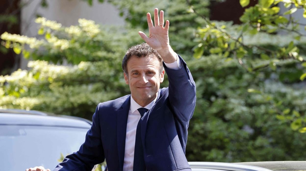 El reelegido presidente Emmanuel Macron, tras votar ayer en Le Touquet