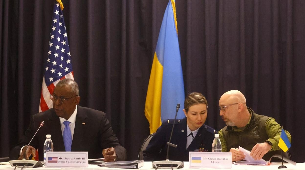 El Secretario de Defensa de Estados Unidos, Lloyd Austin, y su homólogo ucraniano, Oleksii Reznikov, pronuncian el discurso de apertura de su reunión del Grupo Consultivo de Defensa de Ucrania en la base aérea de Estados Unidos en Ramstein