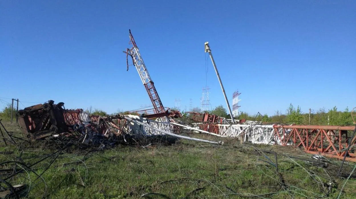 Antenas del centro de radio 'Mayak' tiradas en el suelo después de las explosiones en la aldea de Mayak, en Transnistria
