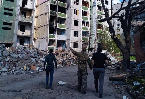 Un militar ucraniano guía a la prensa por los edificios destruidos
