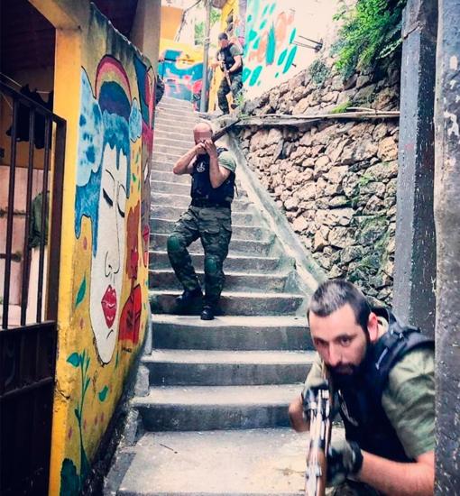 Alejandro Ocón, abajo a la derecha, en las favelas de Río de Janeiro