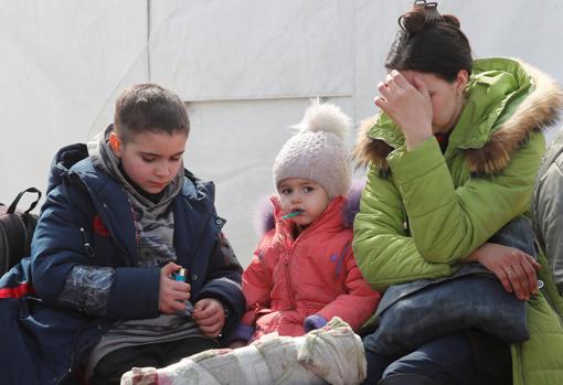 Una mujer y varios niños en un centro para civiles refugiados entre los que también hay rescatados de la planta de Azovstal