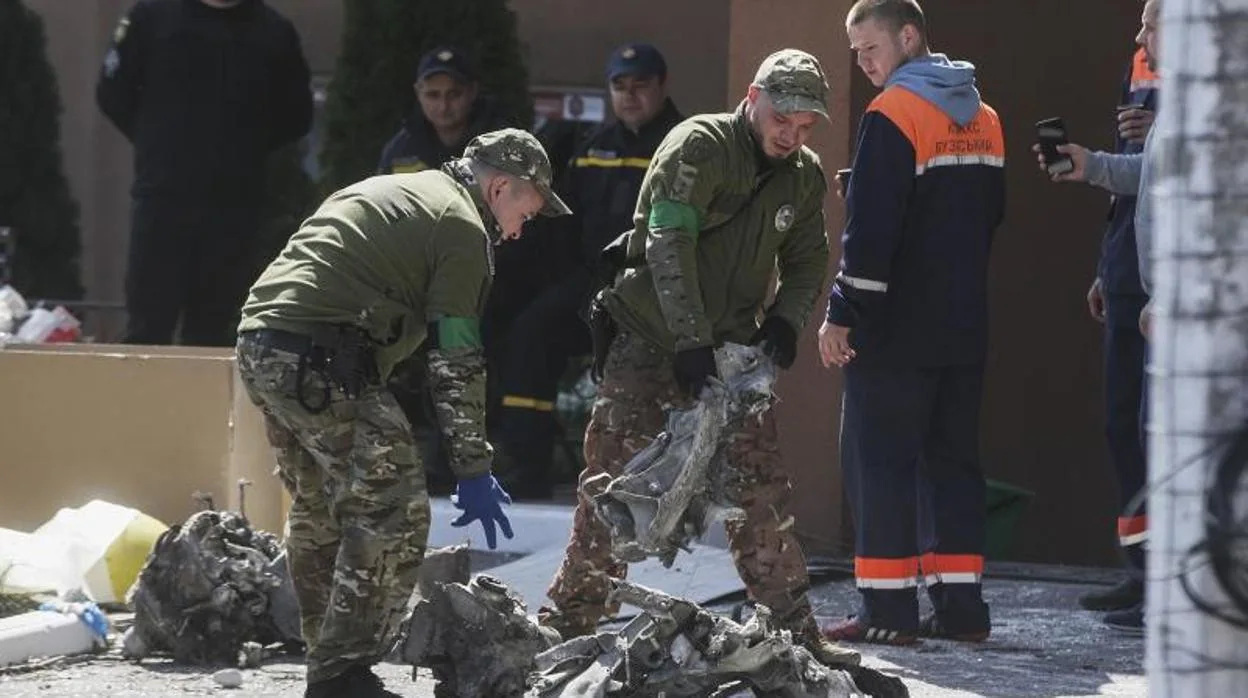 Militares recogen restos de un cohete en la ciudad de Odesa hace unos días