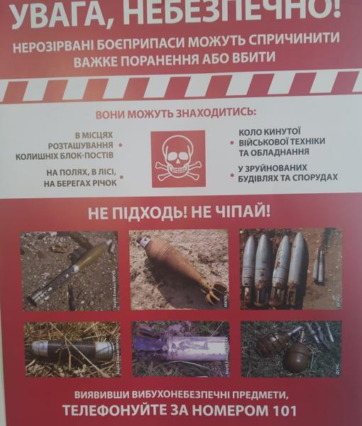 Un cartel advierte a la población del peligro de las minas y los explosivos