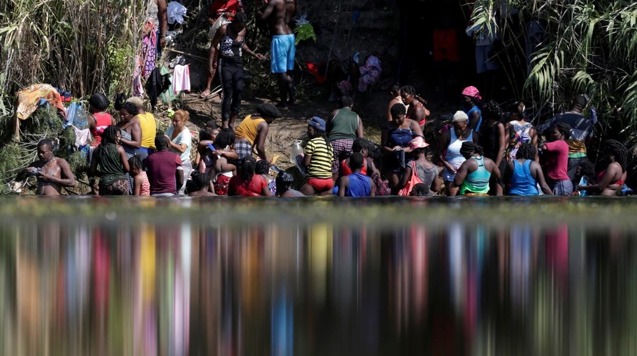 Inmigrantes bañándose en Río Grande, en la frontera de México y EE.UU