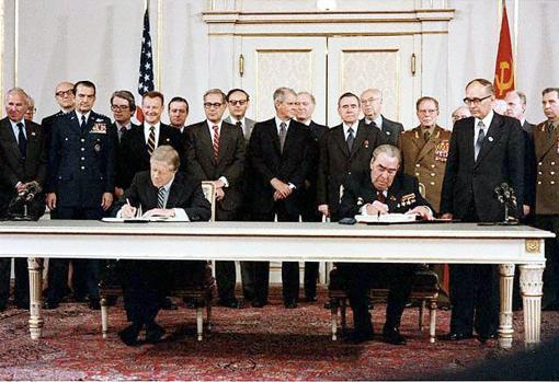 Carter y Brezhnev firmando el acuerdo SALT II.