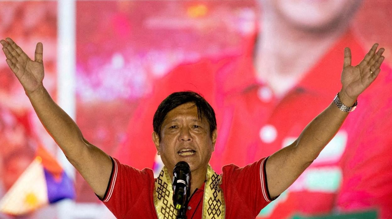 El hijo del dictador Ferdinand Marcos en un mitin de campaña en Lipa, Filipinas, el pasado 20 de abril