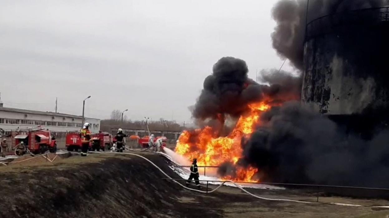 Los servicios de emergencias rusos apagan un fuego en la ciudad de Bélgorod