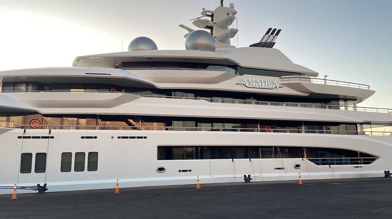 Yate Amadea atracado en el puerto de Lautoka, Fiyi