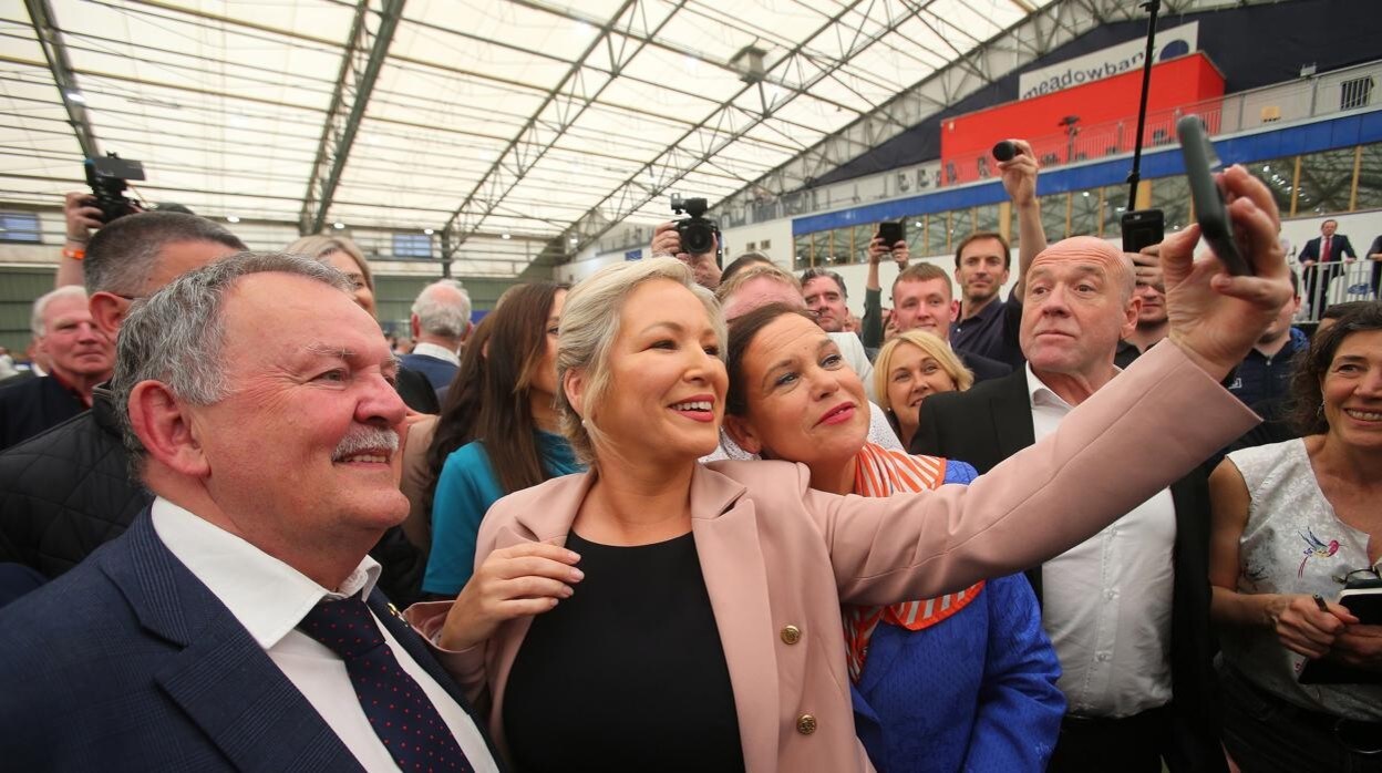 La vicepresidenta del Sinn Féin, Michelle O'Neill (C), se toma un selfie con la líder del Sinn Fein, Mary Lou McDonald