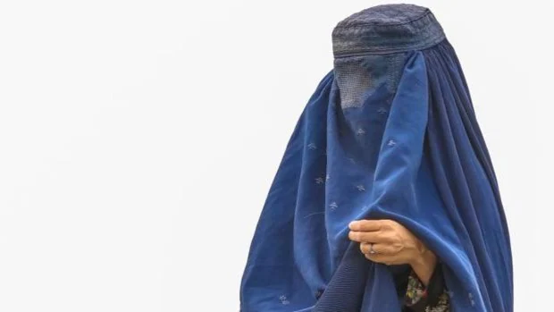 El líder supremo talibán ordena a las mujeres usar burka en público en Afganistán
