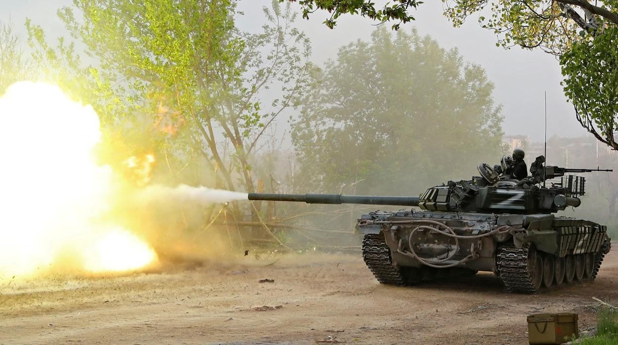 Miembros de las tropas prorrusas disparan desde un tanque durante los combates cerca de la planta siderúrgica de Azovstal enMariúpol