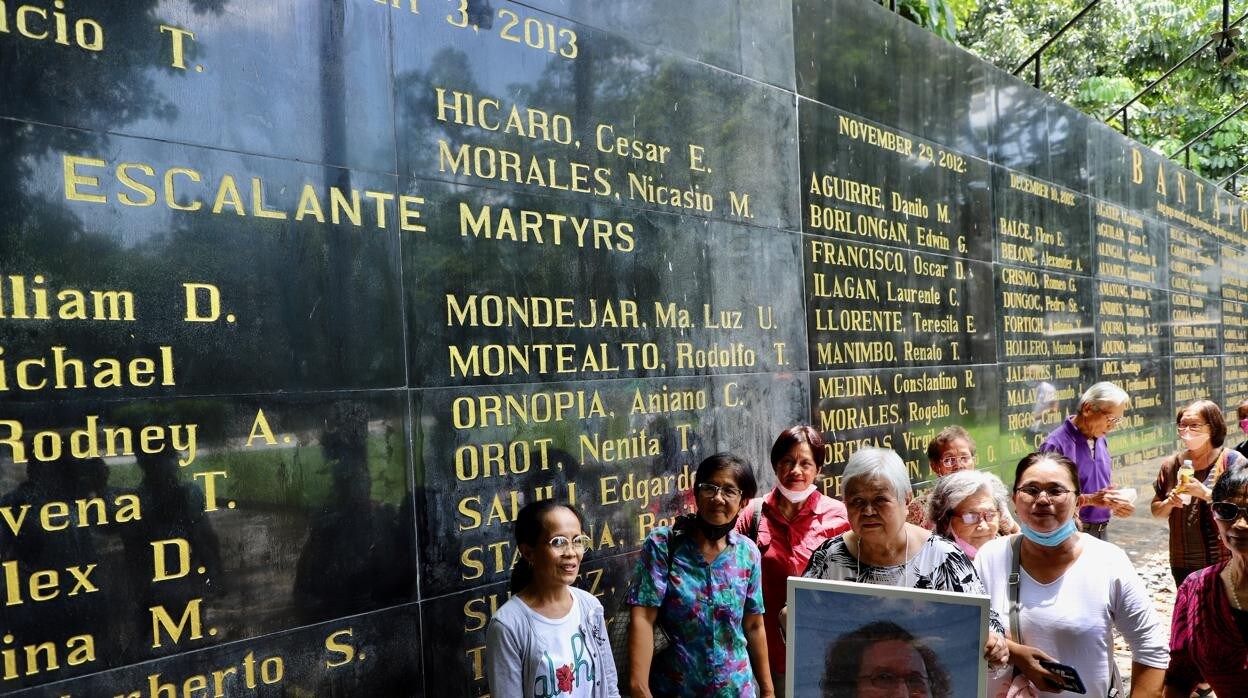 Las víctimas de la dictadura de Marcos recuerdan a los fallecidos, desaparecidos y encarcelados cuyos nombres figuran en un muro conmemorativo de Manila.