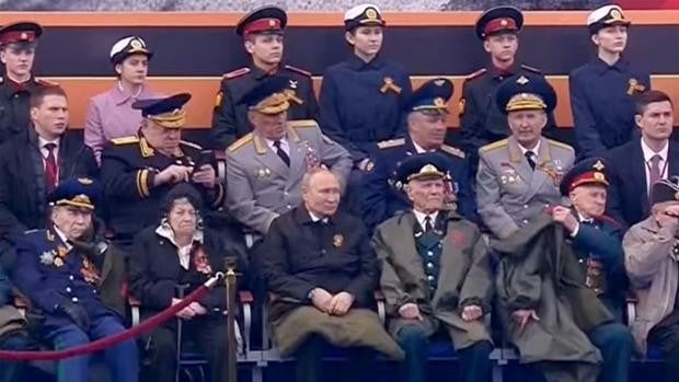 El extraño comportamiento de Putin durante el Desfile de la Victoria que reaviva los rumores sobre su salud