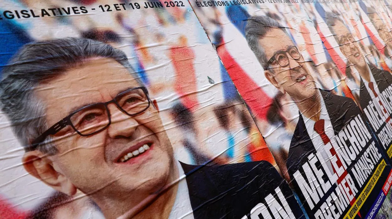 Carteles de las elecciones parlamentarias de Jean-Luc Melenchon, líder del partido de oposición de extrema izquierda