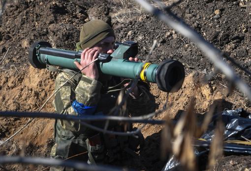 Un militar ucraniano con el C90 español de la empresa Instalaza