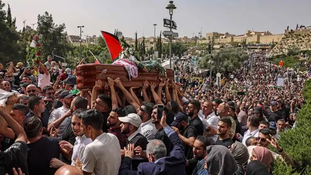 Tumultuoso funeral por la periodista de Al Yazira presuntamente muerta por disparos israelíes