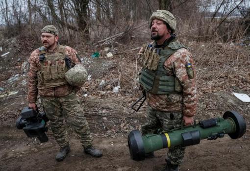 Militares ucranianos con el sistema lanzamisiles portátil Javelin