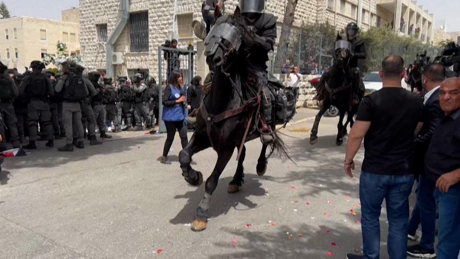 La Policía israelí irrumpe en el cortejo fúnebre de la reportera de Al Yasira que murió tiroteada