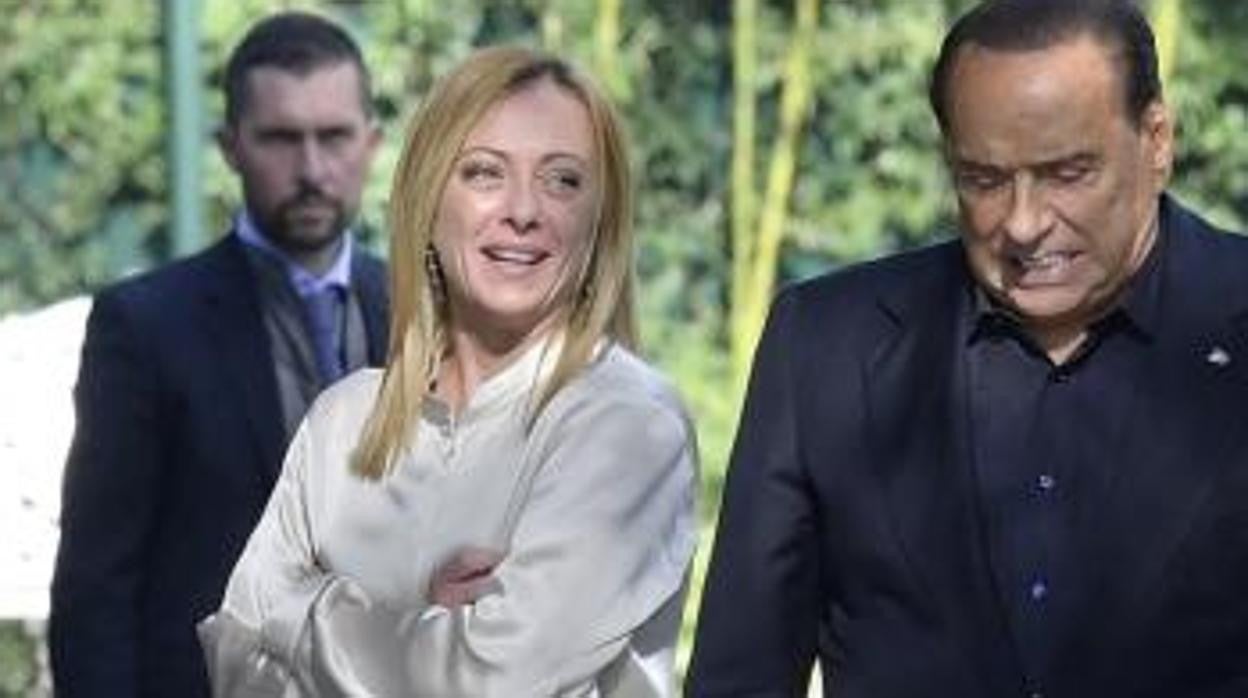 De izquierda a derecha, los políticos italianos Matteo Salvini, Giorgia Meloni y Silvio Berlusconi