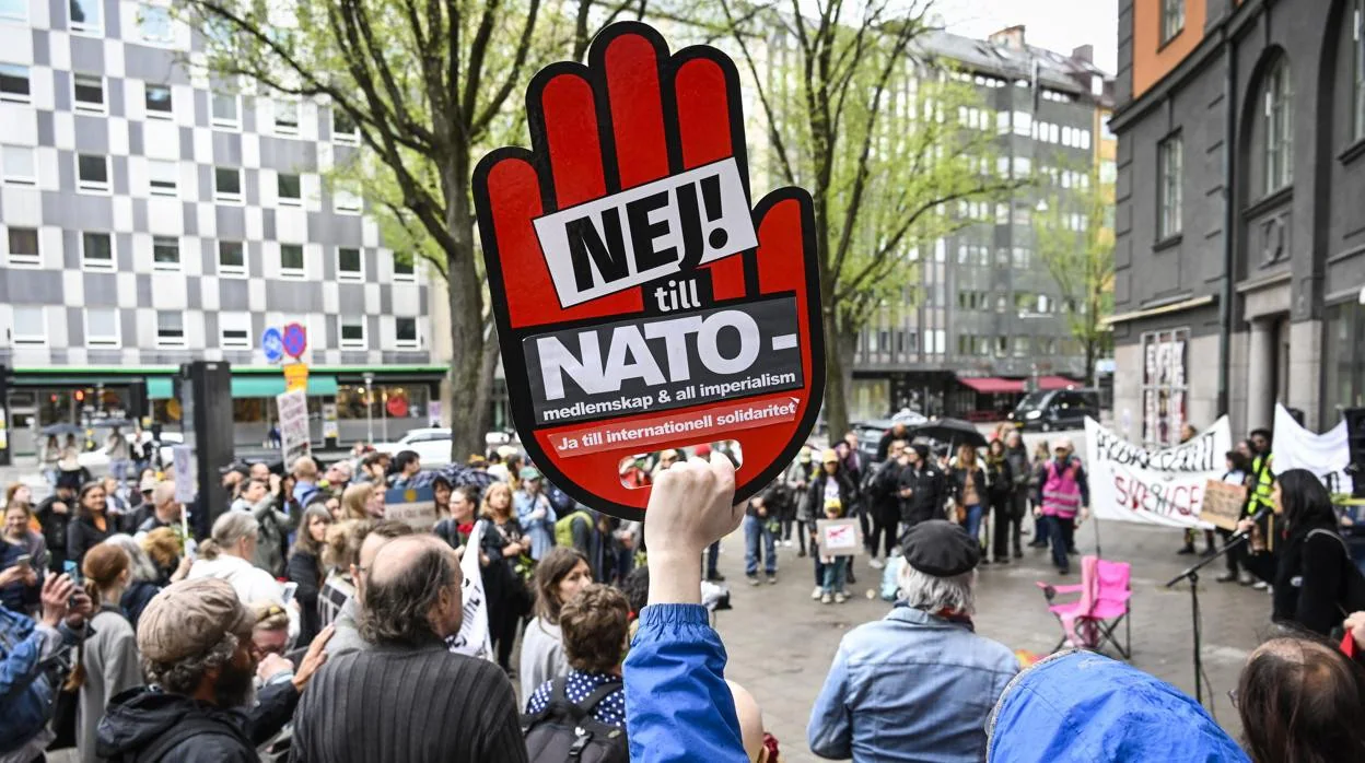 Un grupo de personas protesta contra la OTAN en Estocolmo