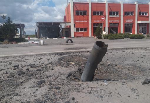 Un misil incrustado en la tierra en las afueras de Járkov