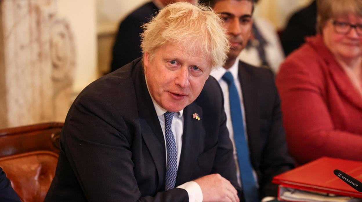 El primer ministro británico, Boris Johnson, habla en la reunión semanal del gabinete en Downing Street