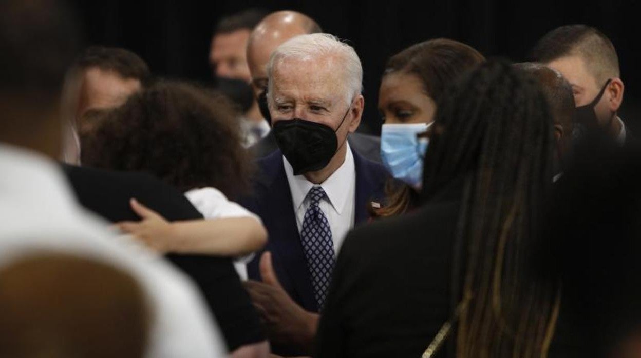 Biden abraza a una niña tras de pronunciar un discurso en Búfalo