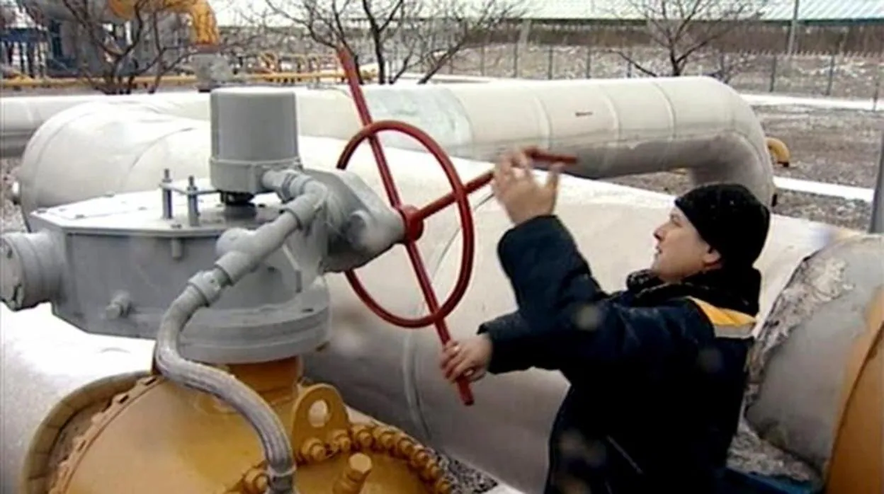 Un operario manipula la llave del gasoducto de Gazprom
