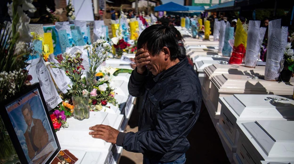 Un familiar llora junto a los féretros con los restos de las víctimas de la masacre de Accomarca de 1985