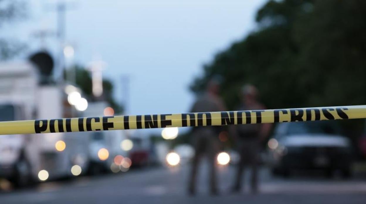 Investigadores en la escena del crimen en la escuela de Texas donde se ha producido la matanza