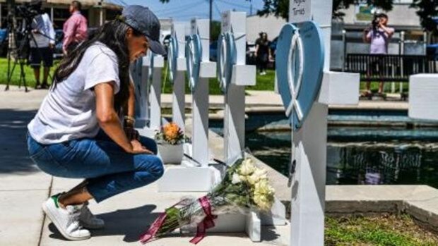 Meghan Markle visita el memorial de las víctimas de Uvalde y lleva flores a los fallecidos