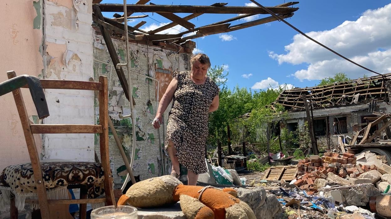 Valentina, en el exterior de su casa en Kramatorsk