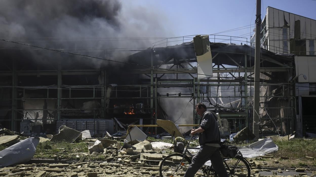 Un ciudadano de Bajmut camina entre las ruinas de la ciudad