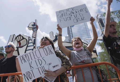 Protestas a las puertas de la Convención Nacional del Rifle celebrada en Houston