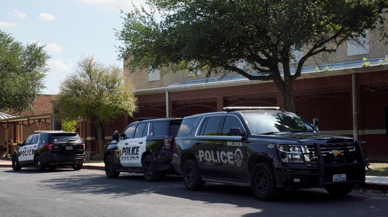 Imagen de archivo de la policía en las afueras de instituto de Uvalde (Texas)