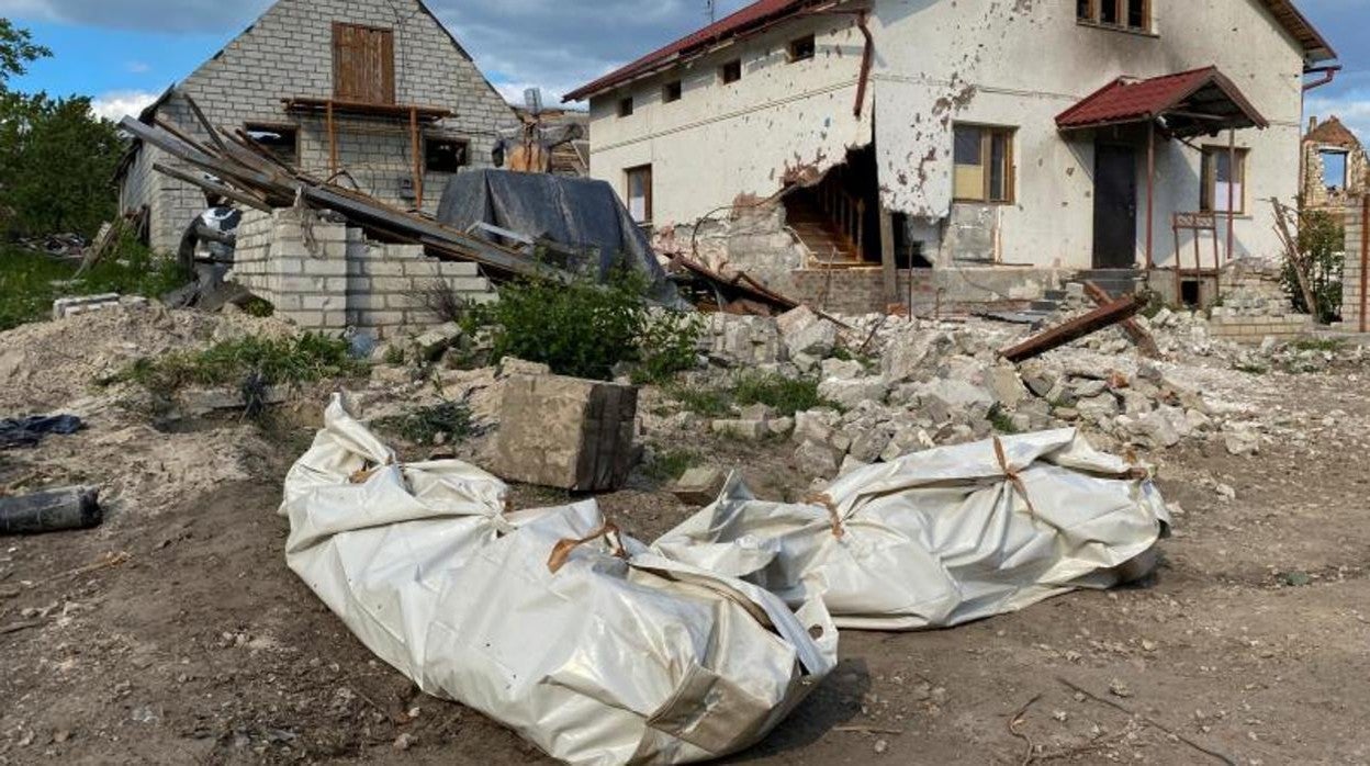 Cadáveres de miembros del ejército, tapados en la región de Járkov