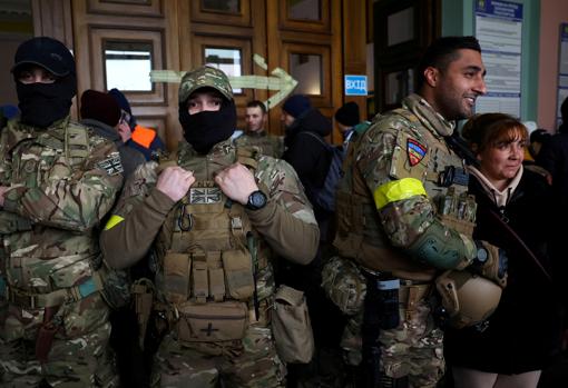 Ben Grant junto a otros voluntarios extranjeros que han partido desde Reino Unido hacia Ucrania